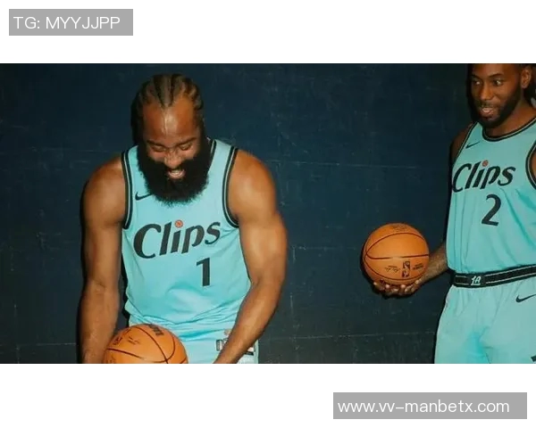 小卡为哈登送上新年祝福希望他一年都能保持干净的胡子不被食物弄脏