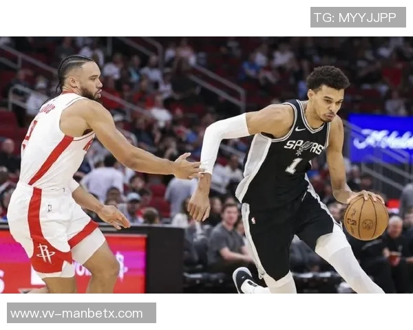 马刺半场领先太阳7分福克斯表现出色狄龙和布克状态起伏 马刺半场领先太阳7分福克斯表现出色狄龙和布克状态起伏