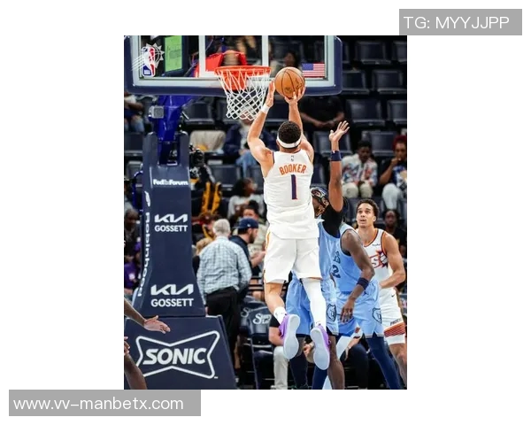 布克遭遇严密防守表现低迷18投仅4中贡献10分16助攻却有9次失误